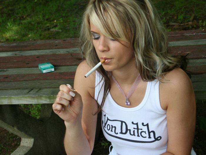 Девушка из Голландии очень много курит