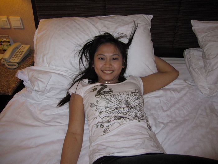 Красивая блядь из Малайзии показывает пизду в гостинице