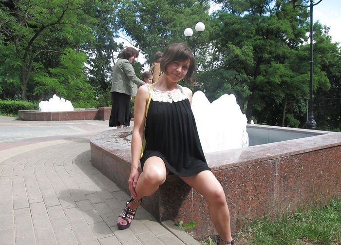 Прогулка русской женщины в платье без трусиков