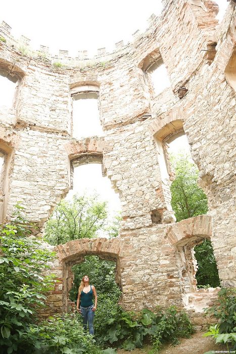 Сиськастая туристка дрочит киску на фоне старинных развалин
