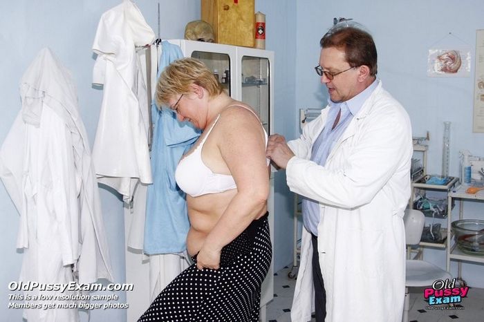 Женщина в возрасте приходит показаться врачу, а он устраивает ей хороший осмотр с пристрастием