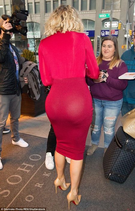 Жопа Хлои Кардашьян в красном обтягивающем платье